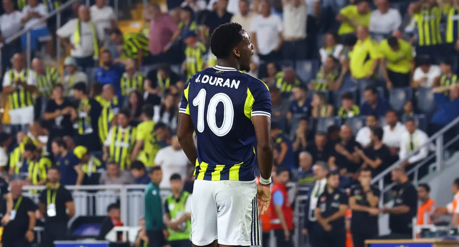 Jhon Duran tedavi için İspanya'da